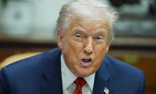 La aprobación a la gestión económica de Trump alcanza su punto más bajo, según encuesta AP-NORC