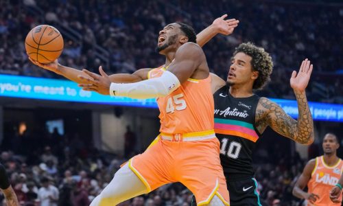 Donovan Mitchell anota 28 puntos y Cavaliers vencen 130-117 a Spurs