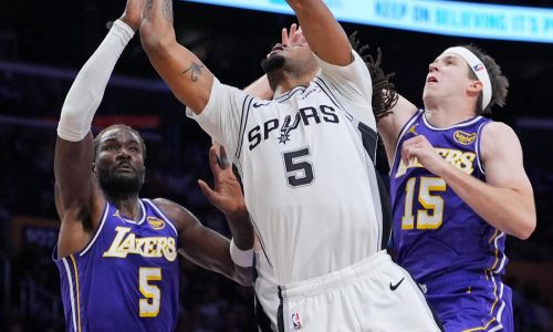 Stephon Castle anota 30 y lleva a Spurs a semifinales de Copa NBA con victoria 132-119 sobre Lakers