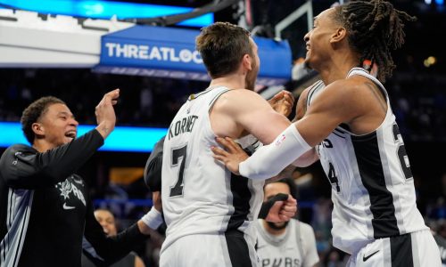 Kornet bloquea la bandeja de último segundo de Wagner y Spurs vencen 114-112 a Magic