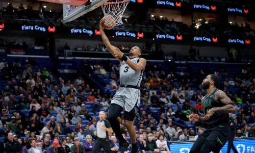Los Spurs arruinan el primer triple-doble de Queen y vencen 135-132 a los Pelicans