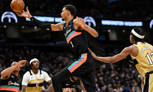 Fox anota 27 puntos y lidera a los Spurs en victoria 124-113 sobre los Wizards