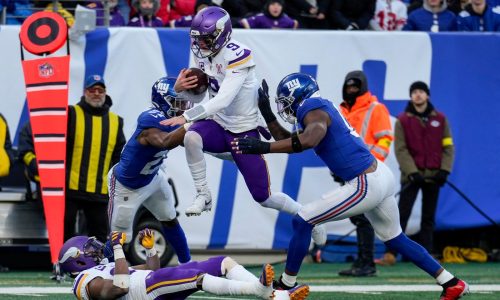Max Brosmer replaces injured J.J. McCarthy in game between Vikings and Giants