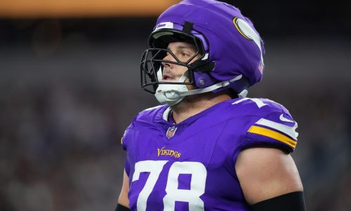 Vikings center Ryan Kelly leaves game for concussion evaluation