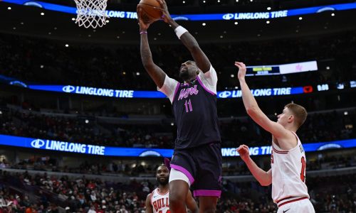 Reid scores 33 points, Timberwolves rout Bulls 136-101