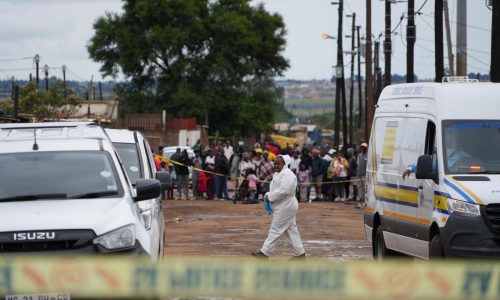 Asciende a 10 el número de muertes por tiroteo en bar en Sudáfrica