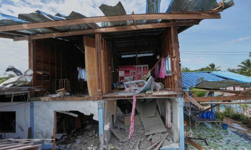 Tailandia reporta la primera muerte civil por cohetes camboyanos en nuevos combates fronterizos