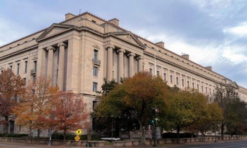 Departamento de Justicia de EEUU busca bloquear investigación por desacato contra Trump