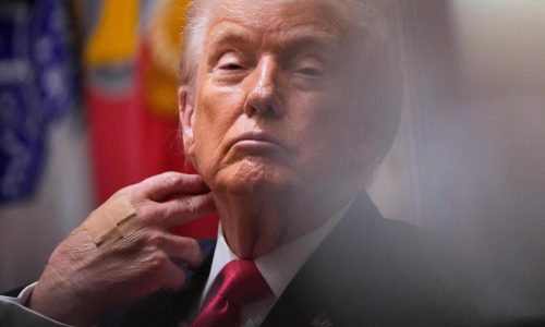 Doodling, drowsiness and a conspicuous misspelling highlight Trump’s last Cabinet meeting of 2025