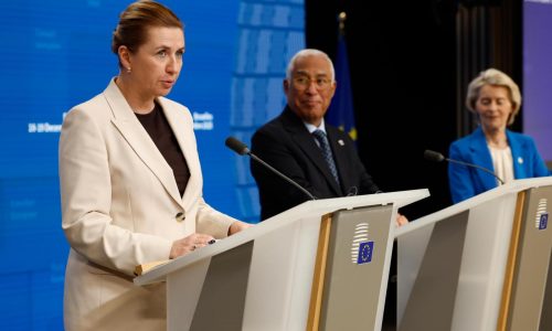 Líderes de la UE acuerdan préstamo de 90.000 millones de euros a Ucrania tras intensas negociaciones