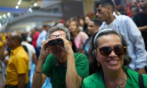 Un día en el hipódromo: los venezolanos encuentran alegría pese a la agitación política