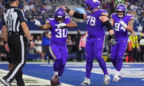 Avión que conducia a Vikings a Neva York regresa tras problemas mecánicos