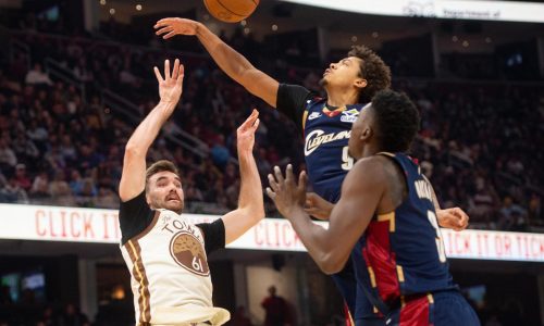 Pat Spencer anota 19 puntos en su 1er inicio en la NBA; Warriors vencen a Cavaliers por 99-94