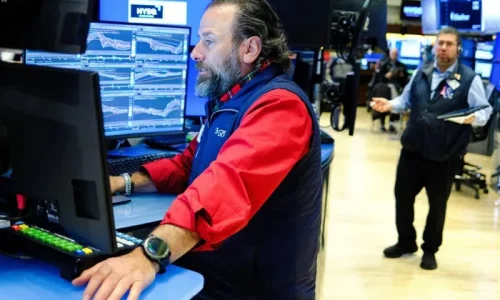 Wall Street Review: Stocks End Week Mixed Amid Bulls-Bears Tug of War