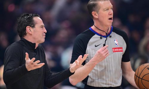 La NBA reanudará el uso de auriculares por árbitros desde el martes; prueba hasta el 12 de febrero.