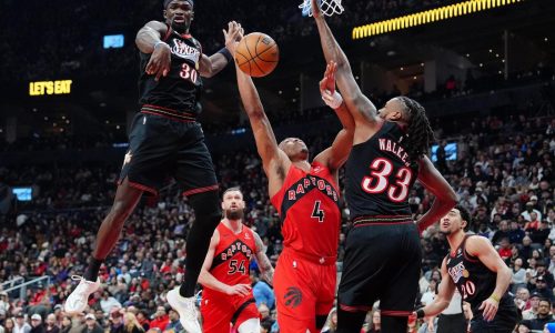 Barnes anota tiro libre en último segundo de prórroga y Raptors vencen 116-115 a 76ers