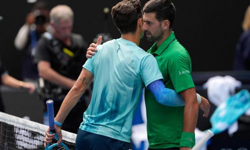 “Tuve suerte”: Djokovic se salva en Australia por lesión de Musetti. Se cita con Sinner en semis