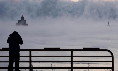 Más de 8.000 vuelos cancelados debido a la tormenta invernal que azota gran parte de EEUU