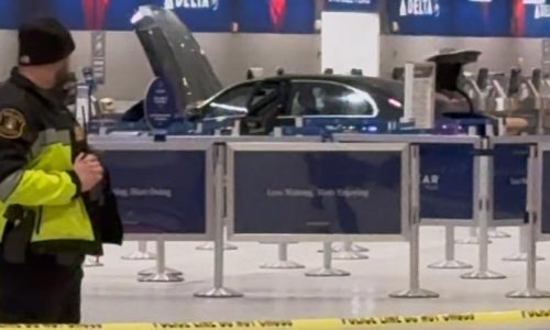 Auto se estrella contra entrada a aeropuerto en Detroit y causa seis heridos