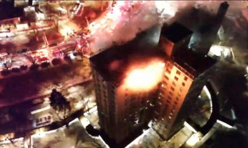 Bomberos combaten las llamas en los últimos pisos de edificio residencial en el Bronx