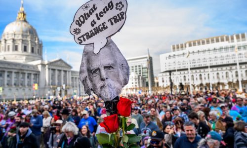 Thousands celebrate life of Bob Weir
