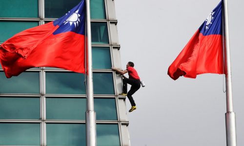 American rock climber Alex Honnold reaches top of Taipei 101 skyscraper without ropes