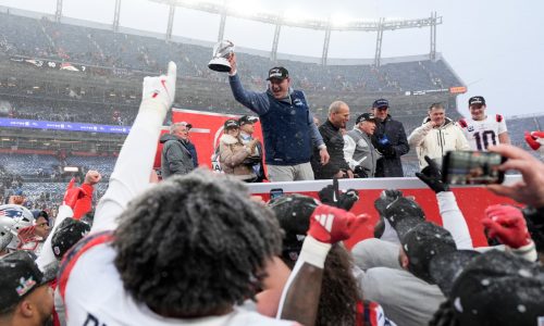 Patriots gush about Mike Vrabel as head coach deflects credit from self