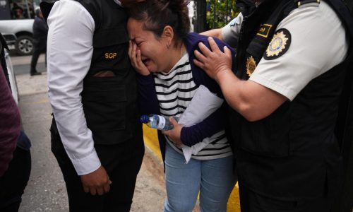 Familias sepultan a policías muertos en atentados perpetrados por presuntos pandilleros en Guatemala