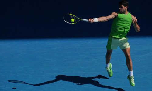 Con saque renovado, Carlos Alcaraz se instala en cuartos de final del Abierto de Australia