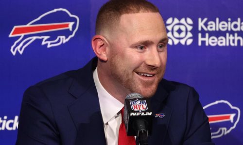 Joe Brady asume altas expectativas al suceder a Sean McDermott como entrenador de Bills