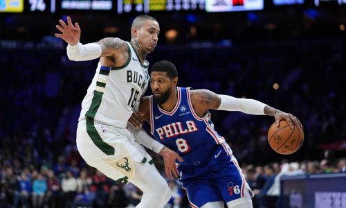 George anota 32 y Embiid 29 para que 76ers dobleguen 139-122 a mermados Bucks