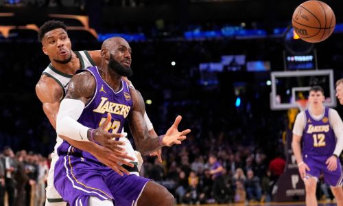 Giannis frena a LeBron 2 veces en el minuto final y Bucks vencen a Lakers 105-101