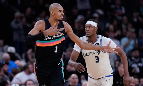 Wembanyama regresa tras susto por lesión y conduce a Spurs a triunfo 119-101 sobre Bucks