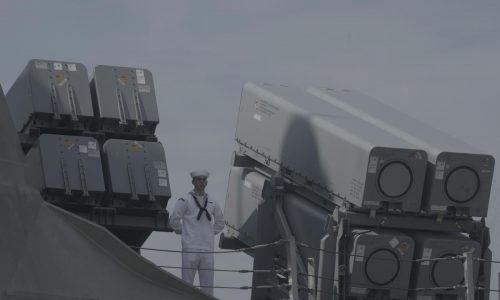 Buque de guerra de EEUU visita base naval en Camboya mejorada con ayuda de China