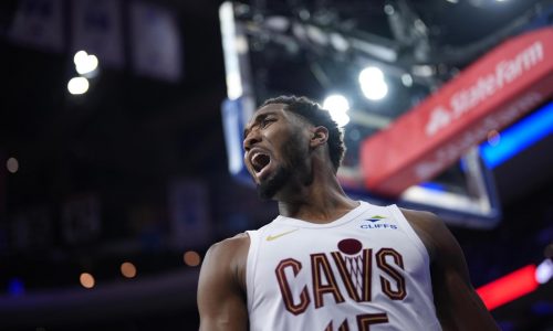 Mitchell anota 35 puntos y guía a Cavs a triunfo sobre 76ers por 133-107
