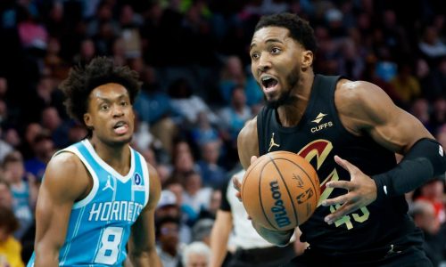 Mitchell anota 24 puntos y Cavaliers vencen a Hornets 94-87 tras comienzo rápido