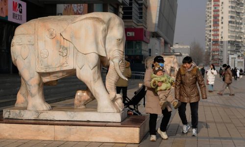 La población de China vuelve a caer mientras los nacimientos bajan un 17%