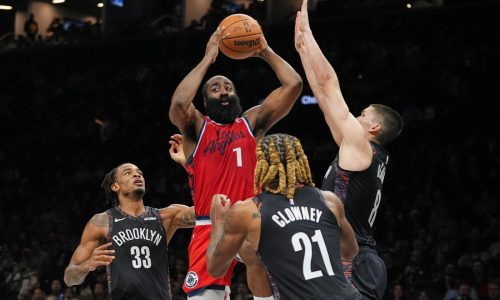 Harden anota 31, Leonard 26 y los Clippers derrotan 121-105 a los Nets