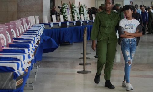 Cubanos marchan ante embajada de EEUU luego de tributo a 32 militares muertos en Venezuela