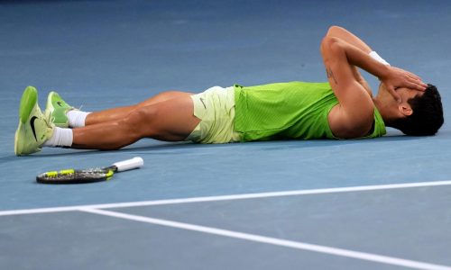 Alcaraz vence a Zverev en un duelo épico y avanza a la final del Abierto de Australia