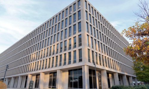 Despidos en la Oficina de Derechos Civiles de EEUU frenan investigaciones de violencia sexual