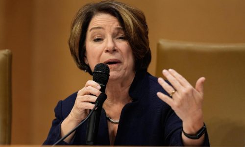 La senadora demócrata Klobuchar anuncia candidatura a gobernadora de Minnesota tras retiro de Walz