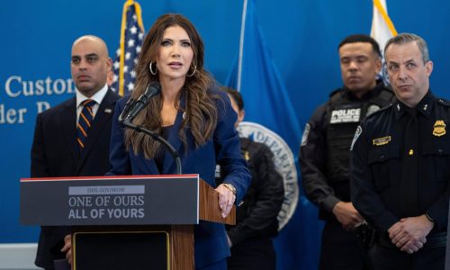 Jueza de EEUU prevé bloquear intento de cerrar programa de reunificación familiar