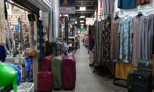 Negocios somalíes enfrentan dificultades durante redadas del ICE en Minneapolis