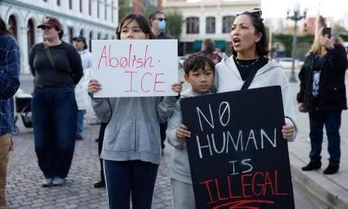 Videos de tiroteo mortal en Minneapolis contradicen declaraciones del gobierno