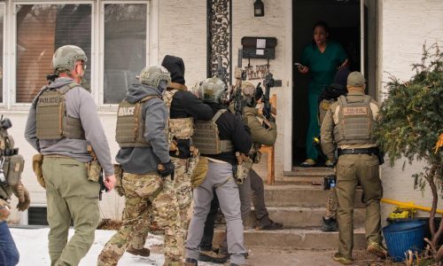 Agentes migratorios de EEUU efectúan allanamientos sin orden judicial, dice memorando