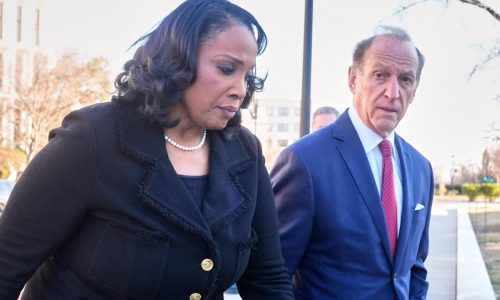 Corte Suprema de EEUU se muestra dispuesta a mantener en su puesto a gobernadora de la Fed