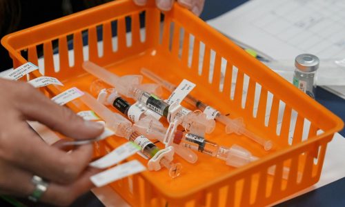 Médicos: Cambios en recomendaciones sobre vacunas en EEUU confunden a padres y perjudicarían a niños