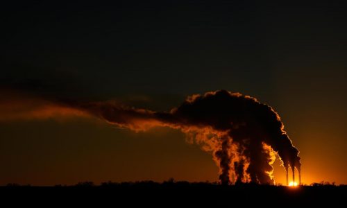 Las emisiones de CO2 en EEUU subieron en 2025; expertos culpan al frío, gas y centros de datos