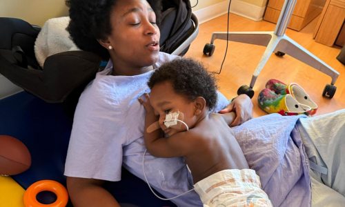 Bebé en Oregon sigue luchando contra botulismo infantil tras exposición a fórmula ByHeart